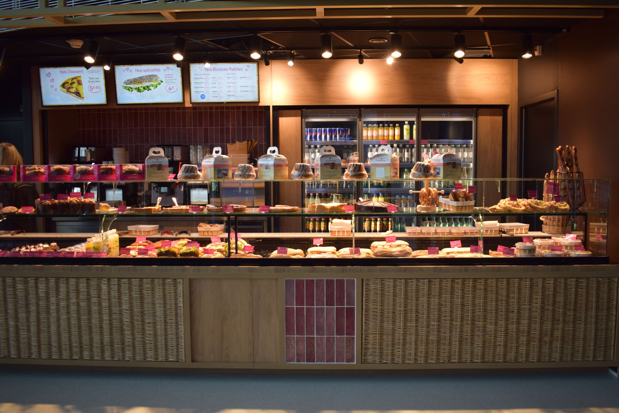Poulaillon EuroAirport — comptoir et vitrine pâtisseries