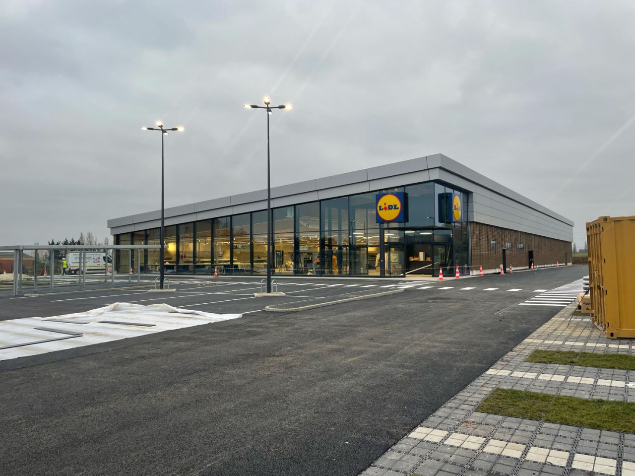 Construction magasin Lidl — façade avant ouverture